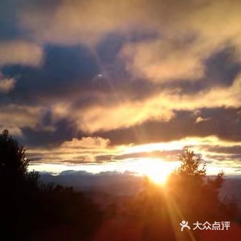 鸡足山金顶日出 地理位置：大理白族自治州东部宾川县境