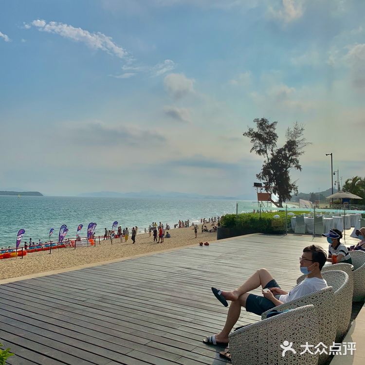 东南亚风情度假酒店，傍晚在海边日落下的晚餐