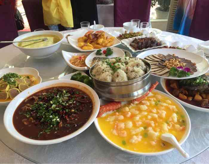 2019年10月2日 打分 李家沱桥下的一家酒楼 环境差得不是一般 碗都是