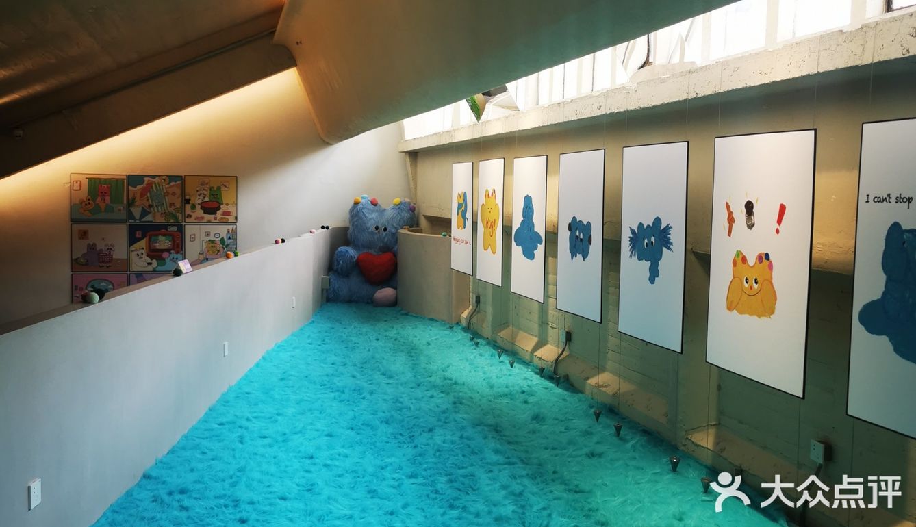 奶噗噗杭州首展在一家咖啡馆里
