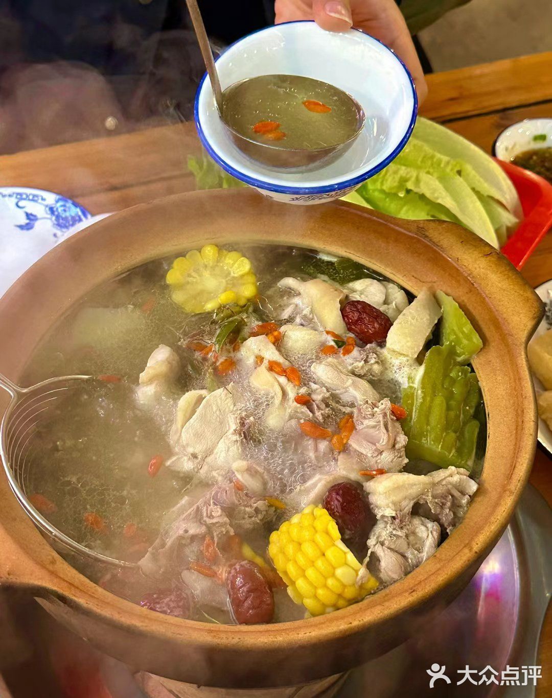 人潮涌动的餐馆，洪大厨鸡煲！