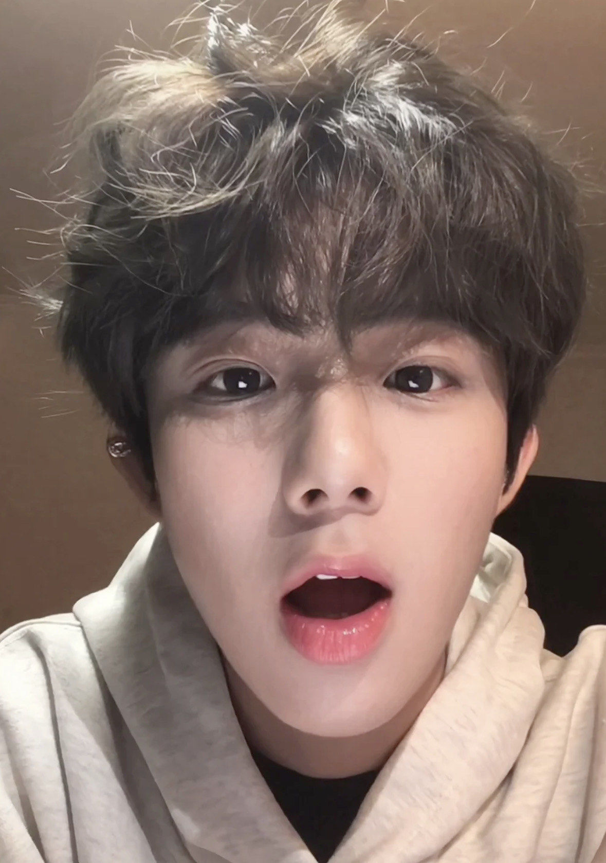 甜笑黑发男孩