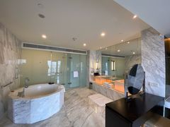 -上海滴水湖皇冠假日酒店