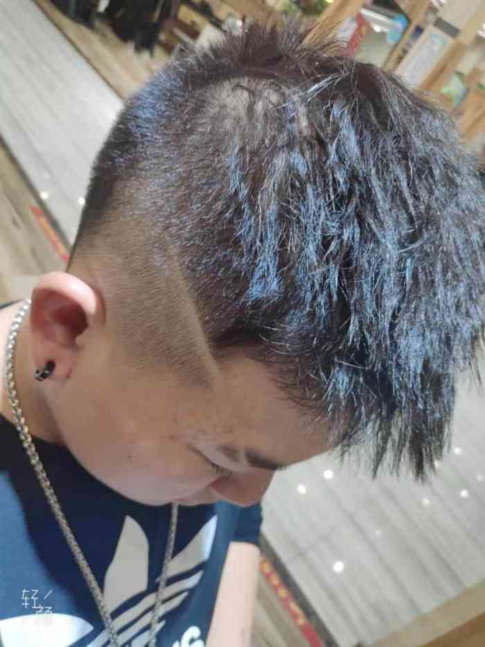 天鹰美容美发(天鹰五里牌旗舰店)-"【项目】剪发 染发这位老师会根据