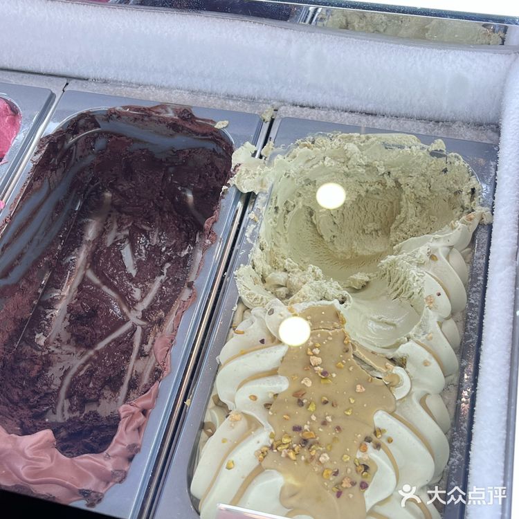 食入开心果瑞士卷一枚