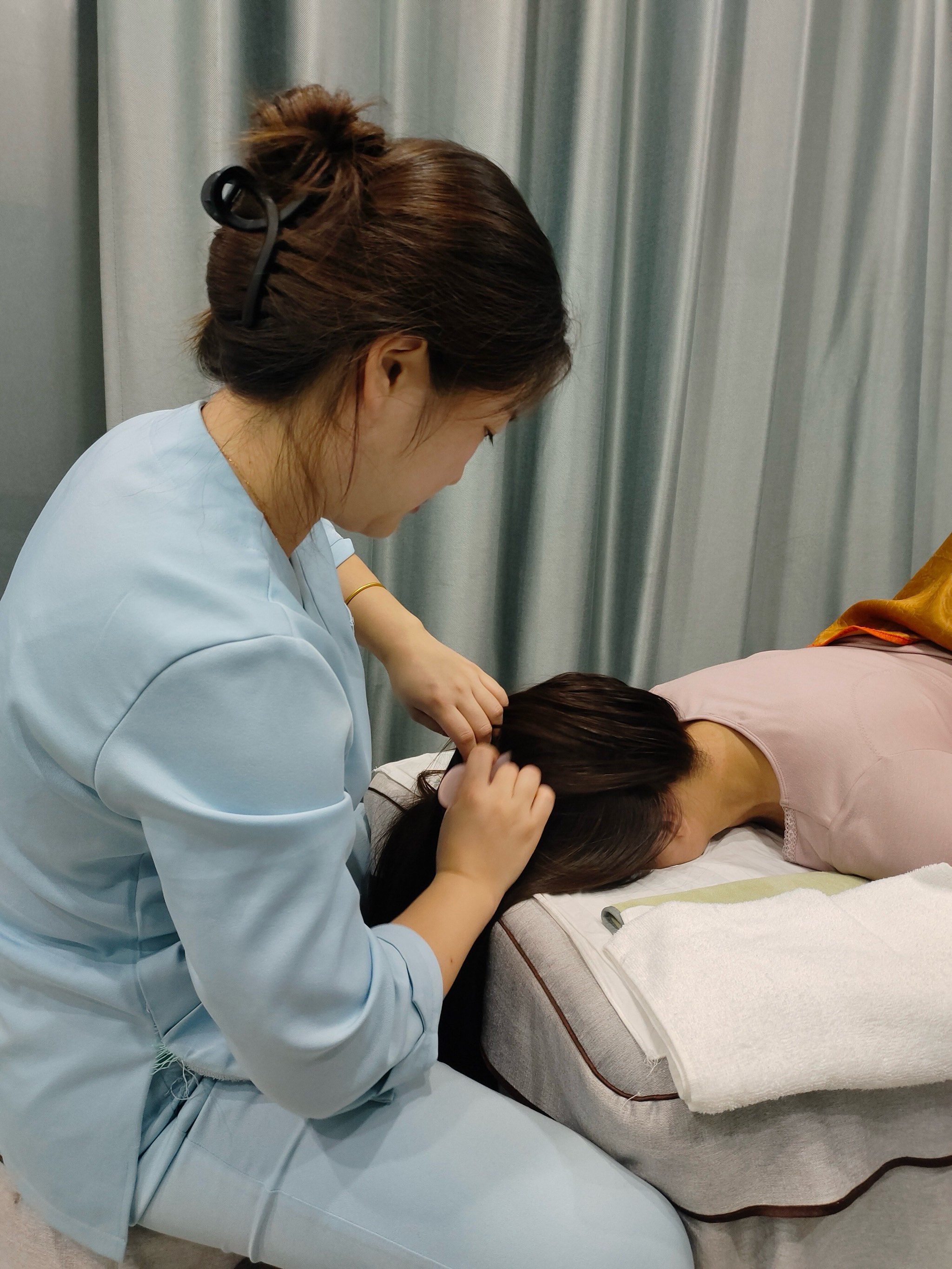 帮助小姐姐治疗头部