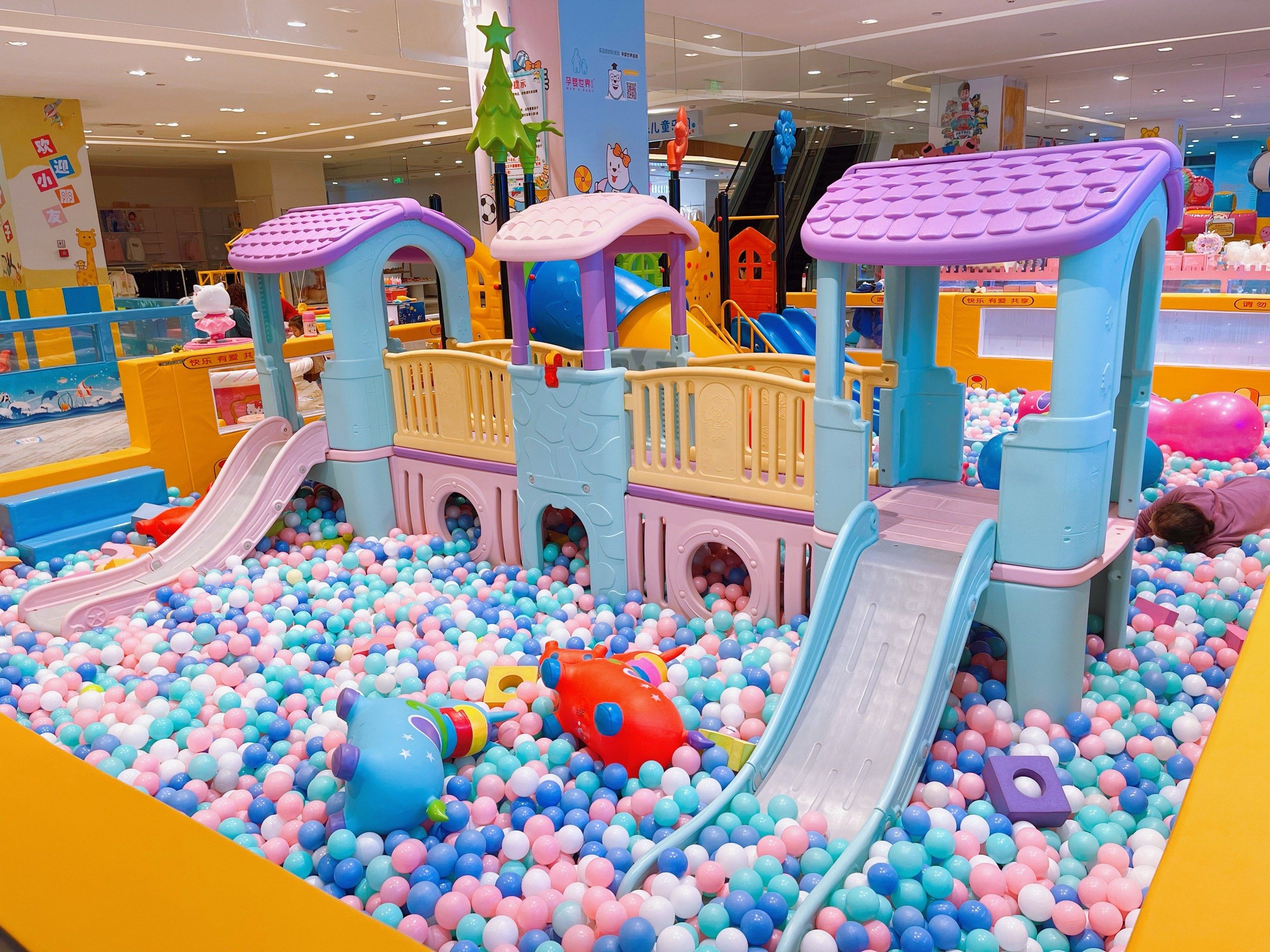 冬季室内儿童游乐园