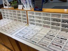 -MiRi眼镜连锁·蔡司·尼康控优点合作店(莘庄店)