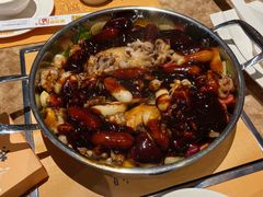 撒上酱料继续焖-黄记煌三汁焖锅(龙湖U城店)