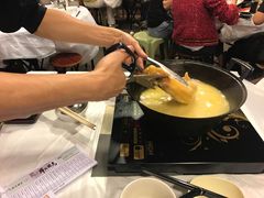 浓厚原只鸡煲花胶汤-鲜入围煮花胶鸡海鲜火锅