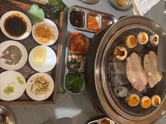 -围炉肉舍•炭烤活鳗•丹东海鲜烤肉(步行街店)