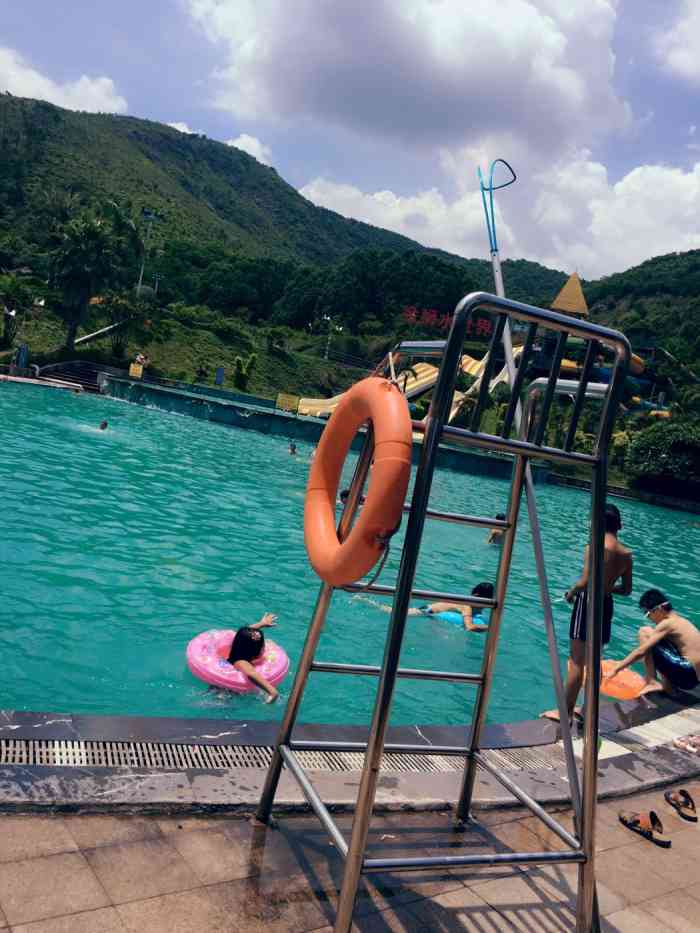 金狮水上乐园-"游戏池水脏,冲凉房到处是尿骚味,工作人员.