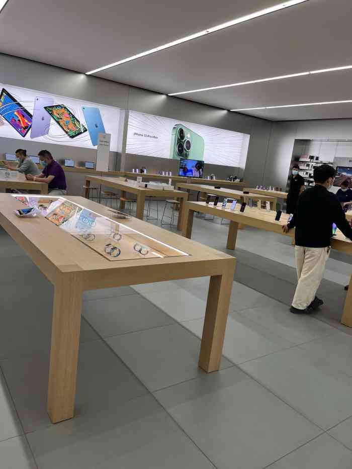 apple零售店(重庆万象城店)-"预定12的人好多呀.店里真的是人挤人.
