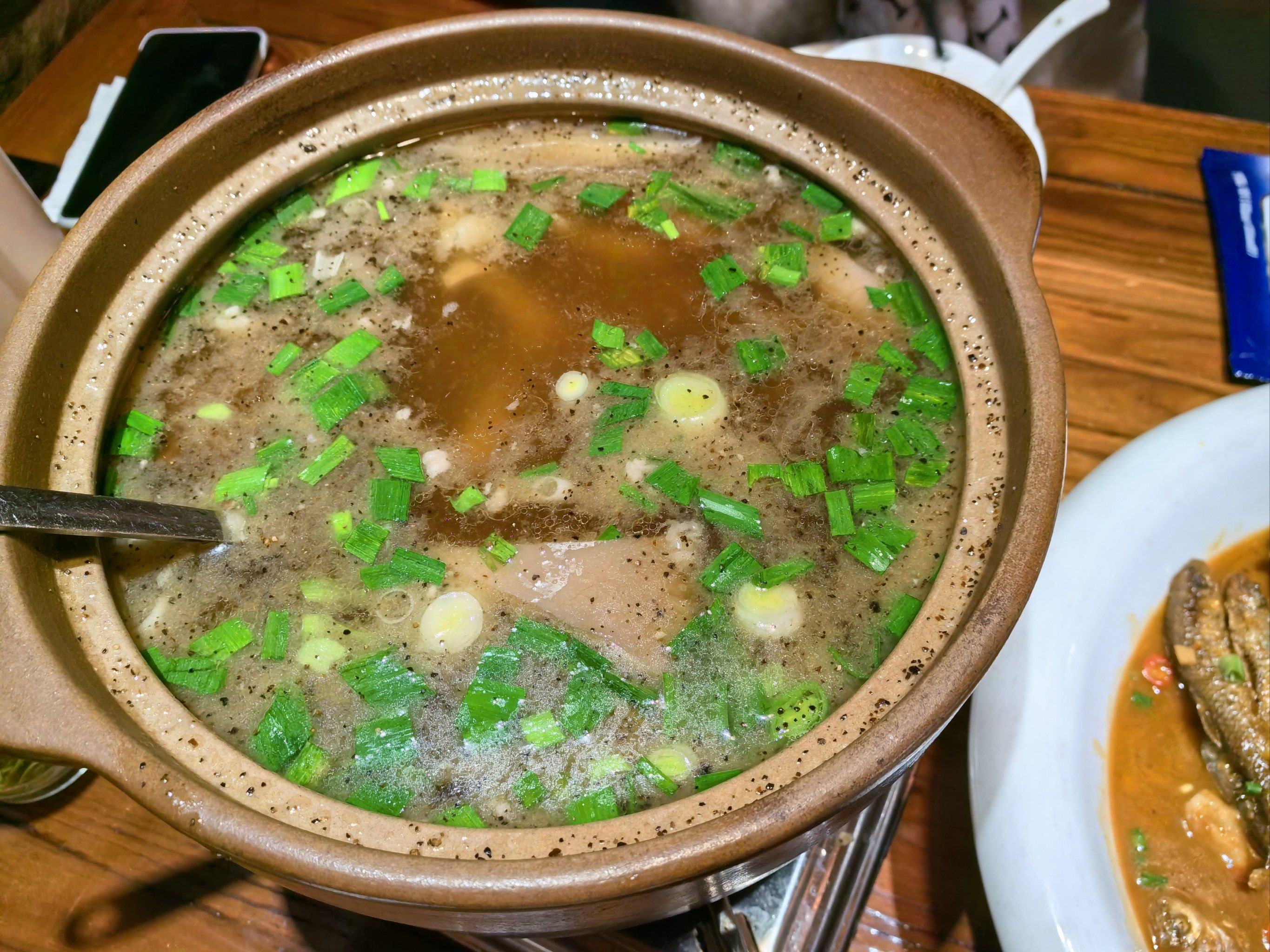 特别是杀猪汤,加了黑椒粉,绝了!