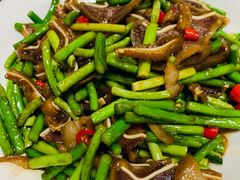猪耳炒蒜薹-老味道餐厅(江山店)