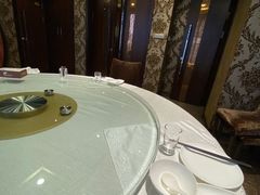 -鞍山大白鲨美食酒店