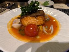 香煎三文鱼配时蔬及海鲜汤-TIAGO HOME KITCHEN(王府中环店)