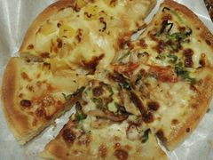 9寸罗勒海鲜和黄桃水果双拼披萨-芝心实億披萨意面(芳草路店)