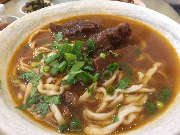 老乡牛肉面-"大众点评看到的花莲人气牛肉面,大雨天步行.