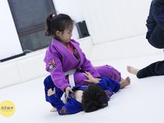 -菠萝格斗巴西柔术训练馆