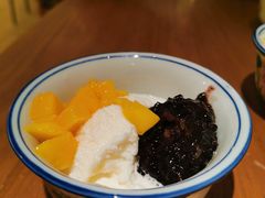 芒果白雪黑糯米甜甜-拾光·小碗甜品