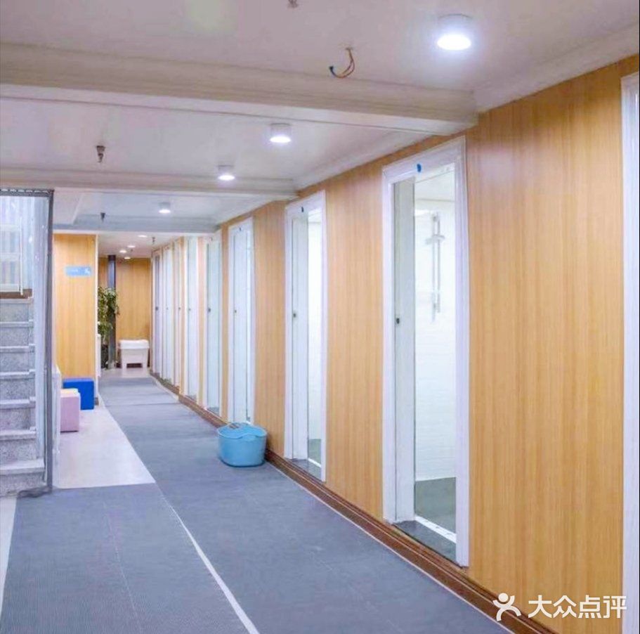 带宝贝体验戏水的快乐