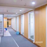 带宝贝体验戏水的快乐
