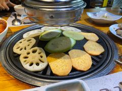 蔬菜拼盘-唯成•韩国炭火烤肉 유성고기