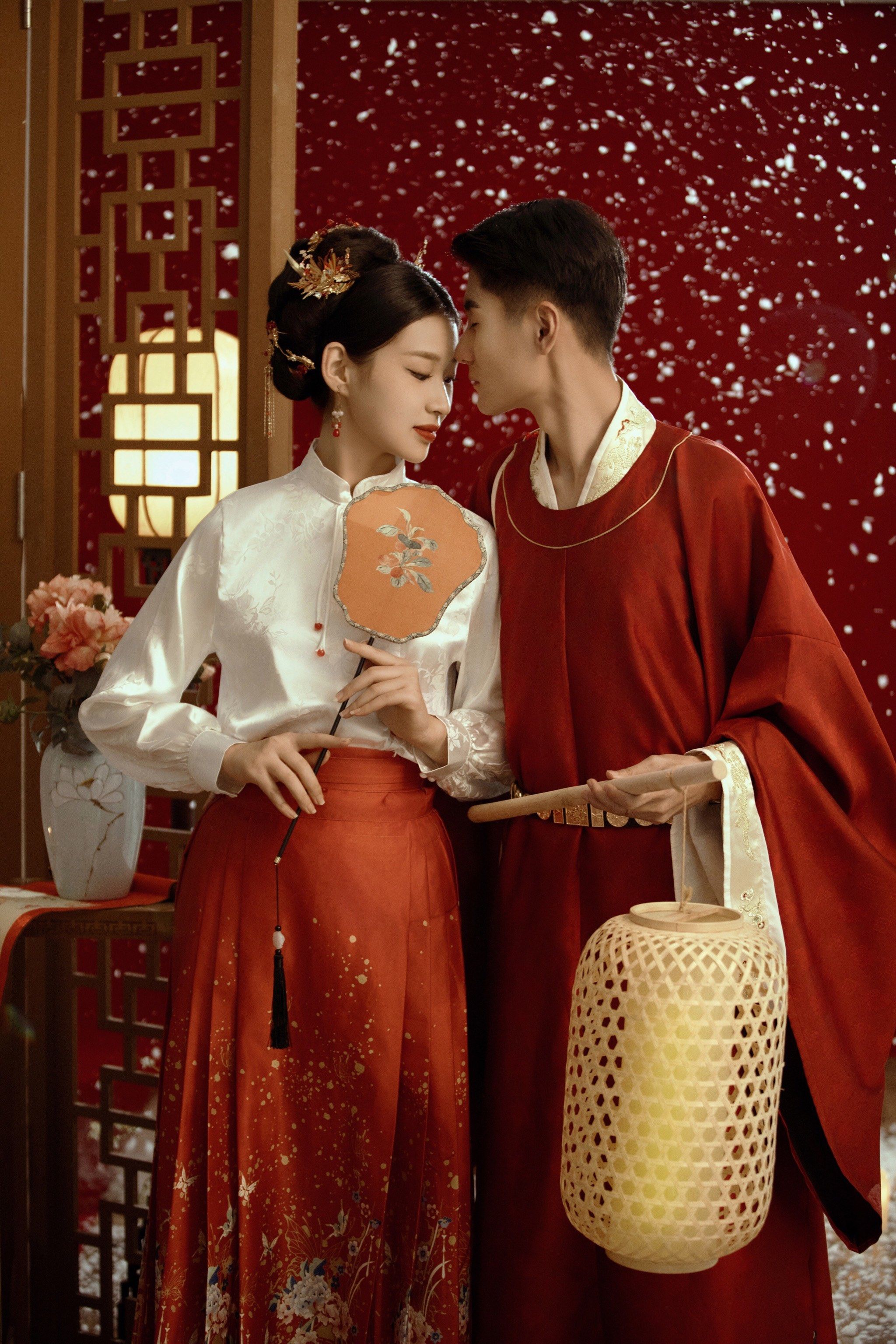 古代的婚纱照
彼此脸上青春活力的笑容殺
是青年爱情💓的美好