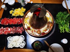 -果松木炭酸菜铜火锅·外婆参鸡汤