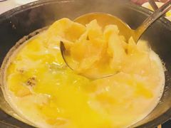 浓厚原只鸡煲花胶汤-鲜入围煮花胶鸡海鲜火锅