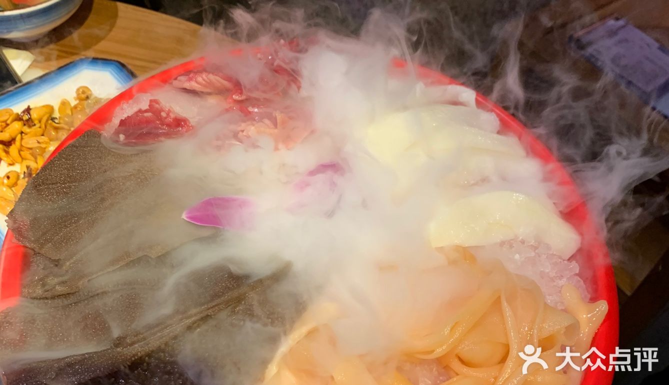锅底点了鸳鸯锅底牛油锅，虽然点了微辣