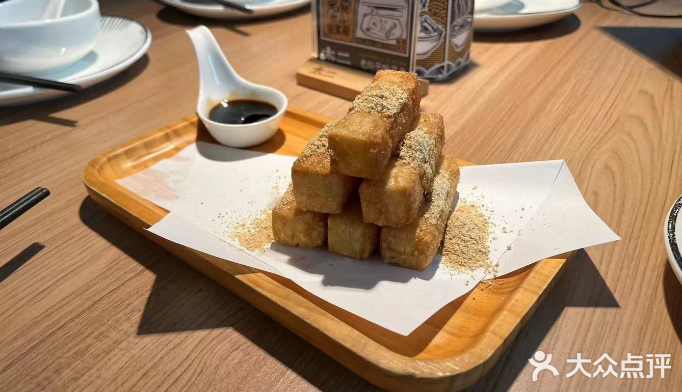 是一个适合年轻人的店。跟女朋友来吃饭很适合打卡留念奥