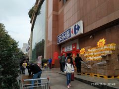 门前就摆的特价商品-家乐福(八宝街店)