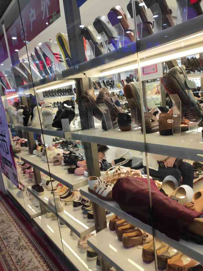 地址在哈西服装城,大台北鞋城也是连锁的,会员买鞋更合适.