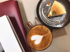 拿铁和乳酪蛋糕-元生咖啡(陶溪川店)