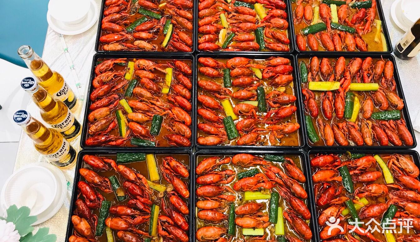 前些天请朋友吃饭，买了了两盒龙虾