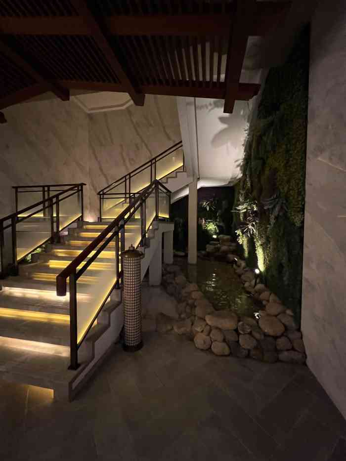 海茵汇温泉(滨江店)-"过了一年才来写,算是追评吧!经常来这家泡.