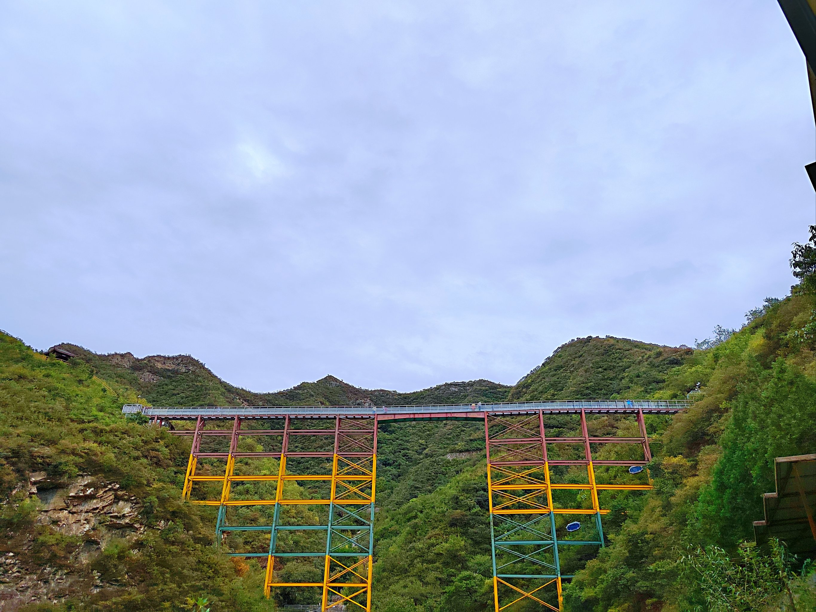 月亮山景区玻璃栈道图片