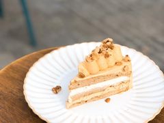核桃戚风佐焦糖奶油蛋糕-Be Lived Cafe比例咖啡(摩天轮店)