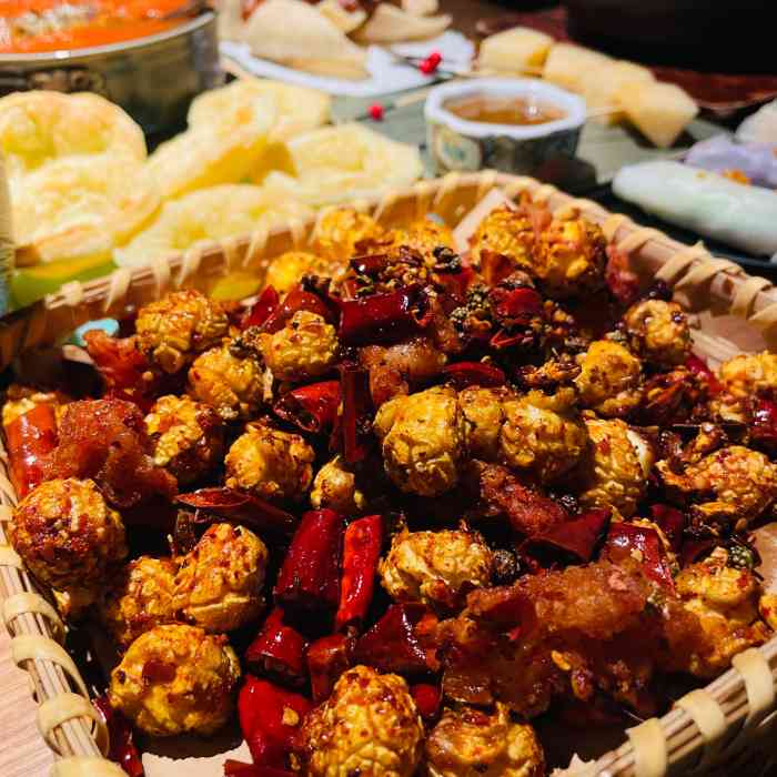 顾乡私房菜(金沙天街店"很喜欢这家的环境 新中式很高级 玻璃砖做.