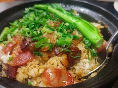 腊味三宝煲仔饭-港澳烧卤馆