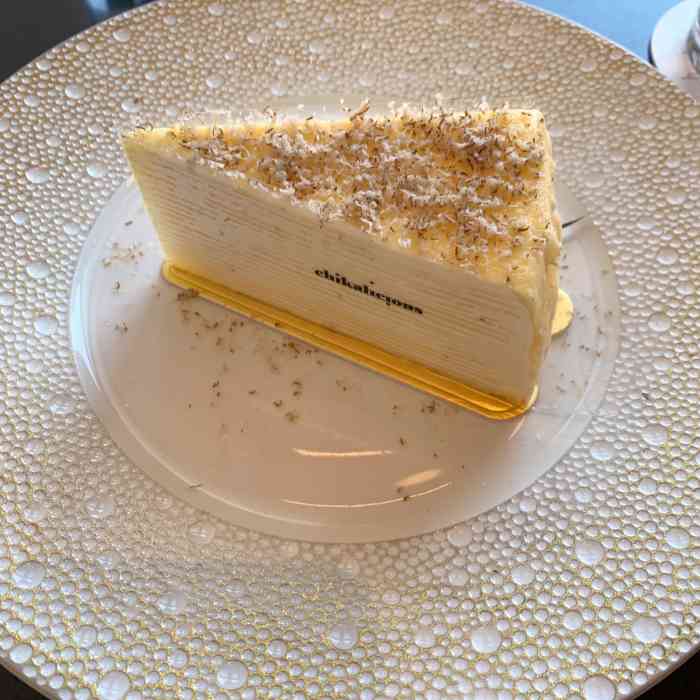 终于试到白松露千层蛋糕,上面的白松露很香,跟蛋糕很配,但下面的千层