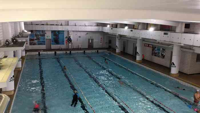 二楼,泳池,三楼羽毛球场~ 地理位置也不错,静安寺民立中学隔壁,游泳