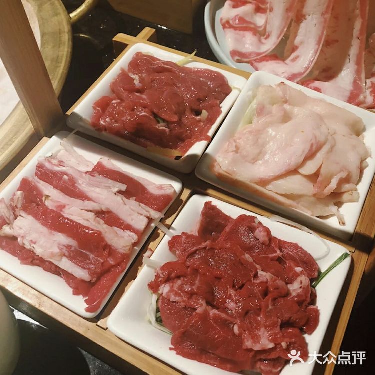没什么事是一顿火锅解决不了的，如果有就两顿