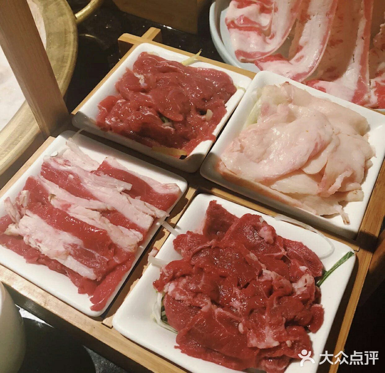 没什么事是一顿火锅解决不了的，如果有就两顿