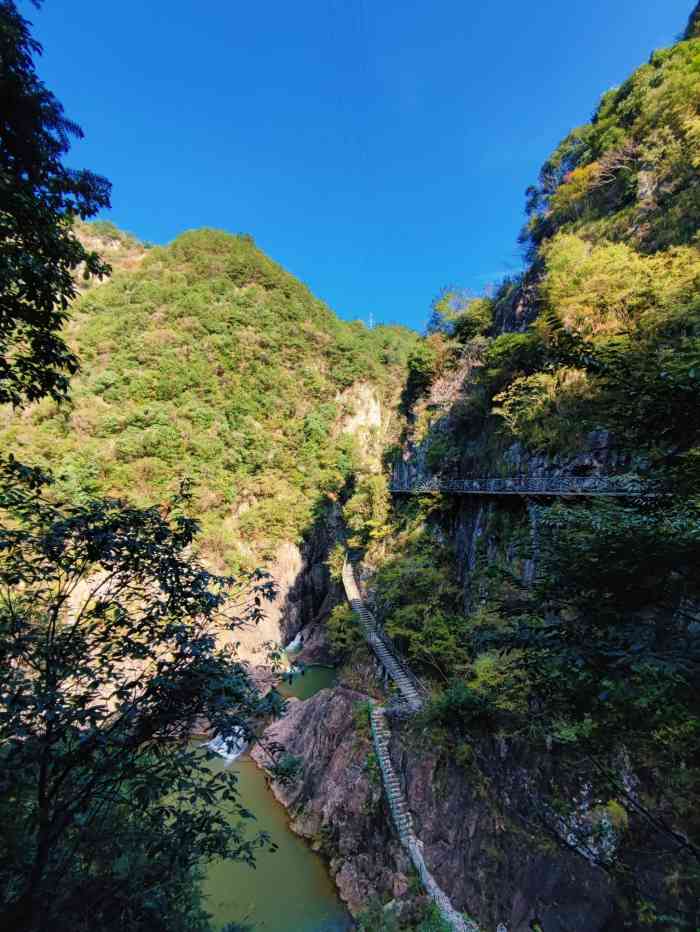 磐安舞龙峡景区-"炎炎夏日,和两个小姐妹想要来山里避暑.驱.