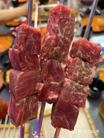 南中环地铁口附近一家新的烧烤店整体是暖色系的