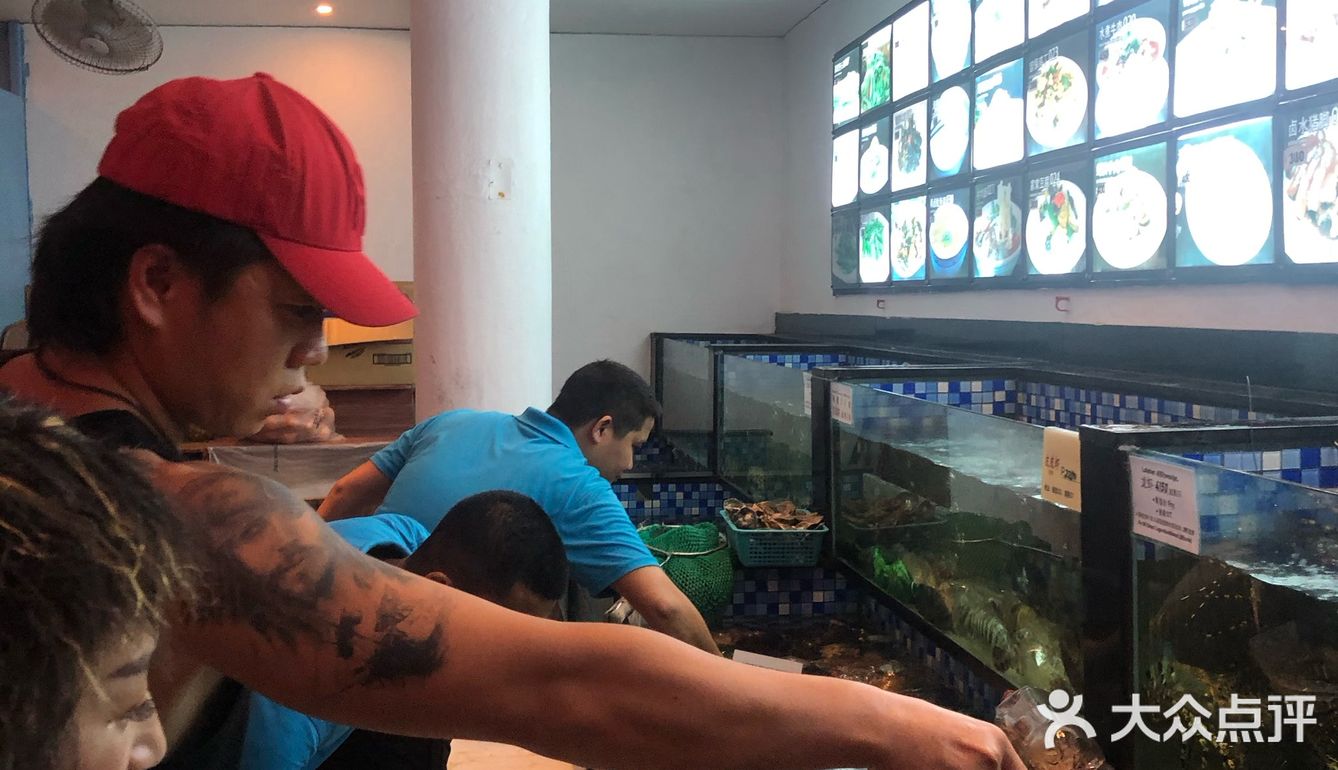 这家酒店的餐厅生意很火爆，中国人开的