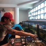 这家酒店的餐厅生意很火爆，中国人开的